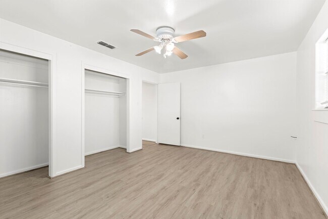 Building Photo - 1418 E Cres Dr