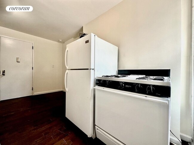 Building Photo - 155 Chrystie St
