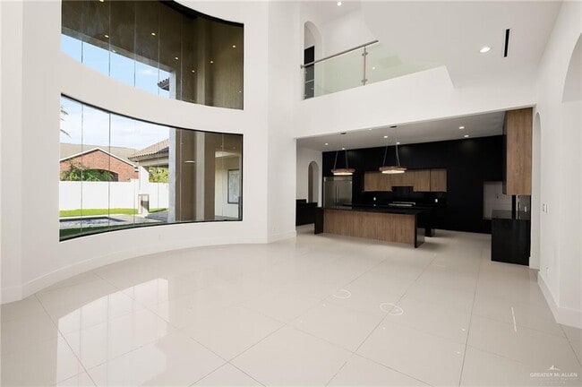 Building Photo - 45 Travis St