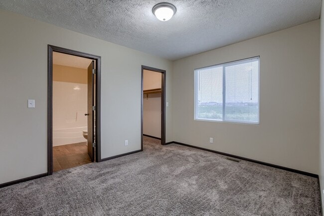 Building Photo - 2644-48 W Timberlake Dr