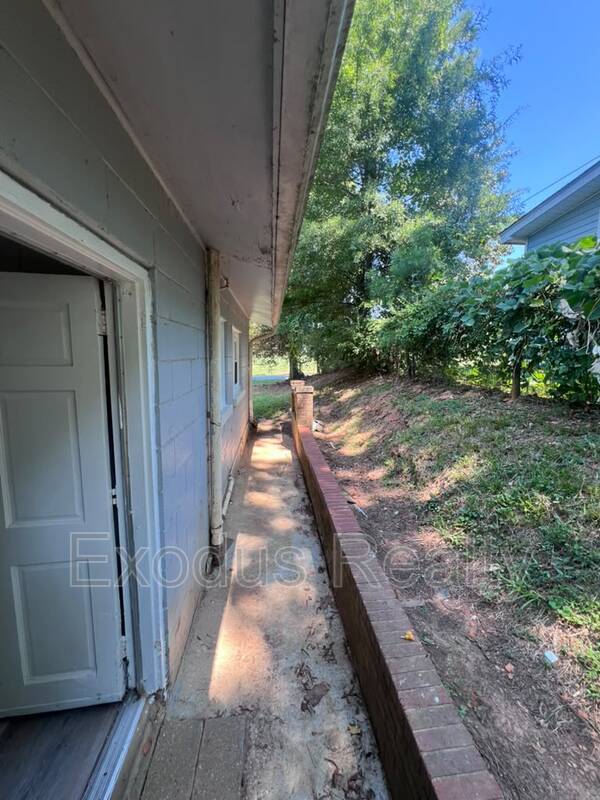 Building Photo - 506 Maple Ave