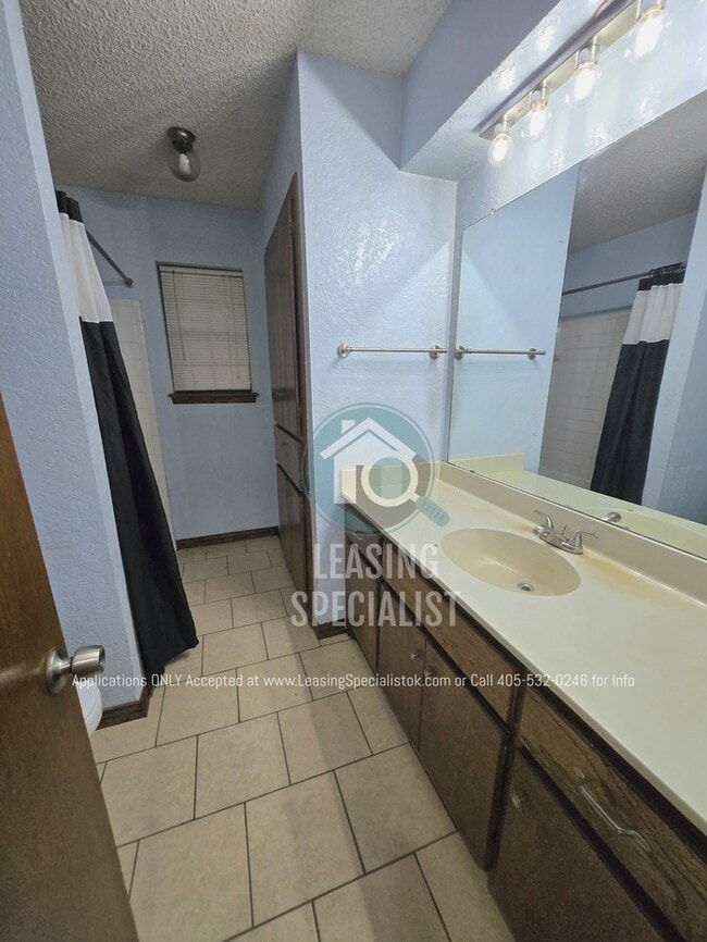 Building Photo - Charming Yukon 3 Bed 2 Bath Home