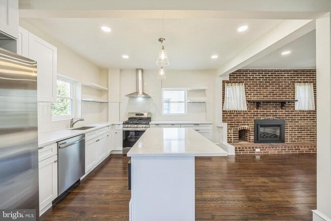 Building Photo - 725 Belmont Ave