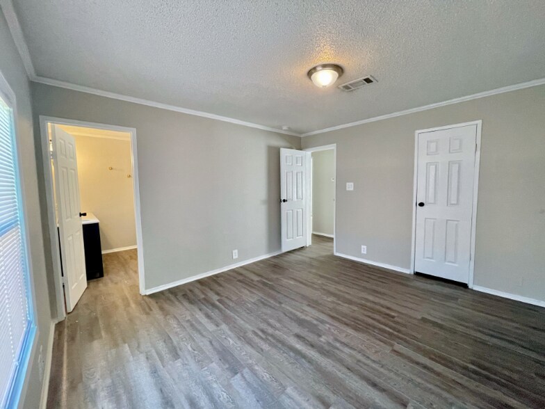 Building Photo - 11815 Greensbrook Forest Dr