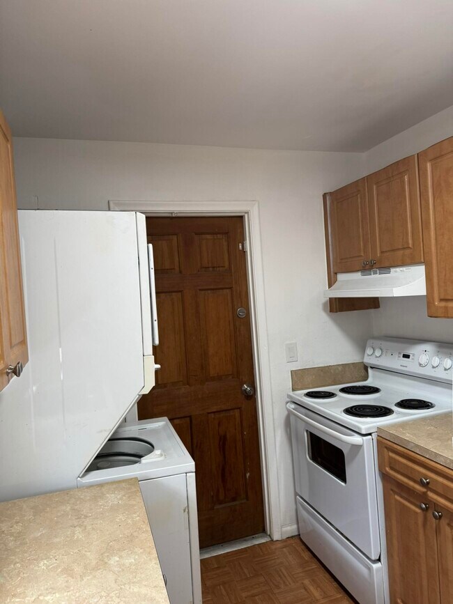 Building Photo - 1245 W 35th St