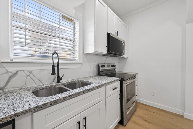 Building Photo - 2202 Hutchins St