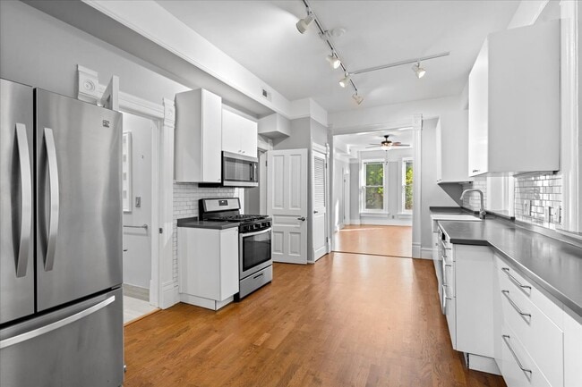 Building Photo - 1102 N Wolcott Ave