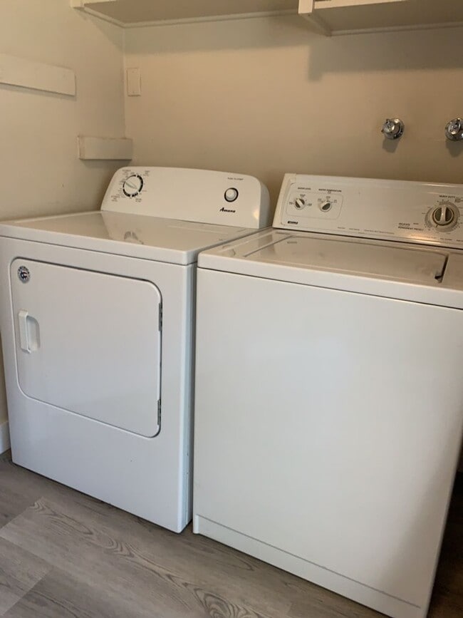 Building Photo - STUDENTS WELCOME! 4 Bedroom / 2 Bath Home Near CSU