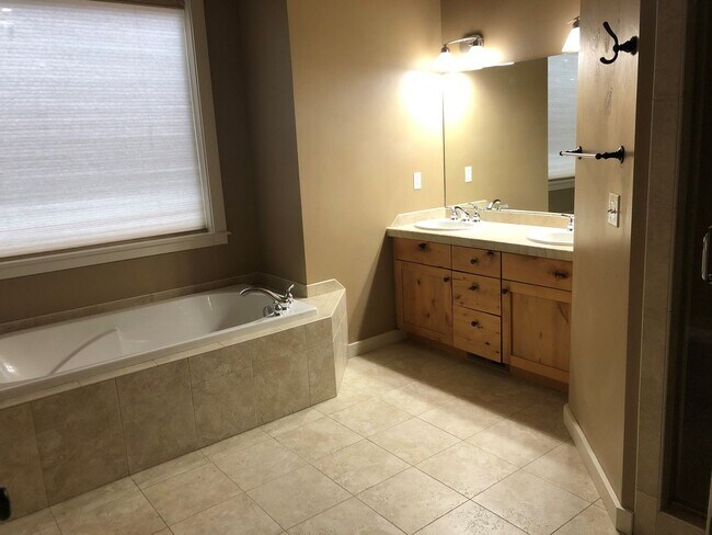 Building Photo - Charming 4-bedroom house in Alder Creek Su...