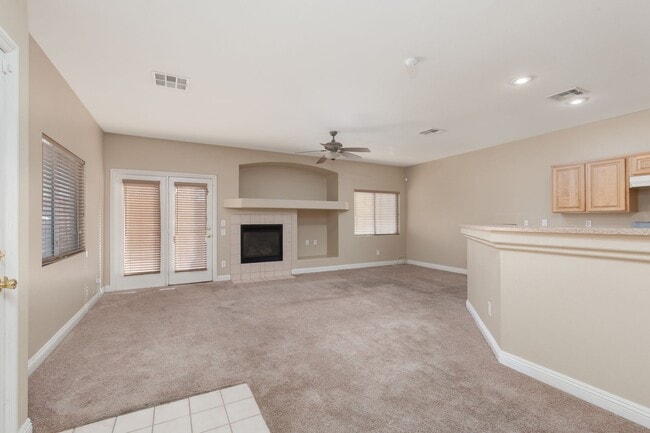 Building Photo - LARGE 3 BED, 2.5 BATH TOWNHOME IN GATED ALIANTE POOL COMMUNITY