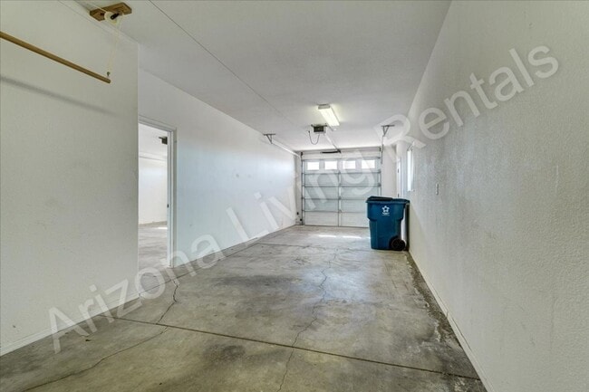 Building Photo - NORTHSIDE 3 CAR GARAGE