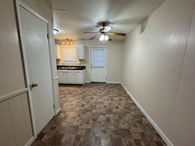 Building Photo - S Main