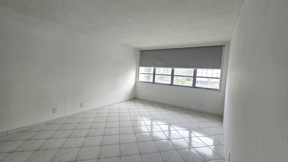 Building Photo - 1825 S Ocean Dr