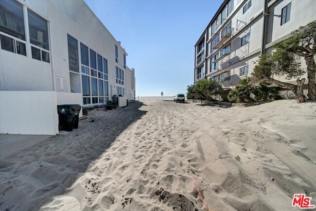 Building Photo - 15 Spinnaker St