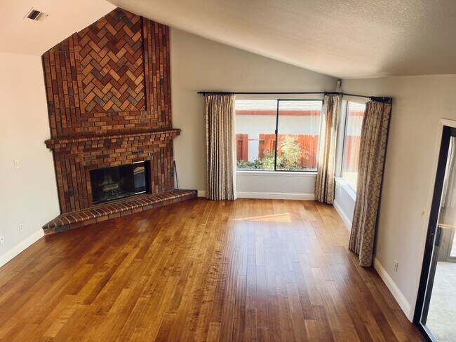 Building Photo - Charming 2-story home in Pismo Beach