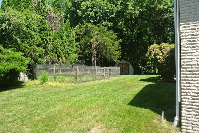 Building Photo - 302 Westwood Rd