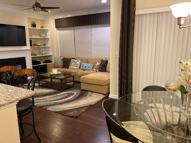 Building Photo - Beautiful 3 Bedroom, 2.5 bath with 2 Car Garage in Thompson Ridge!