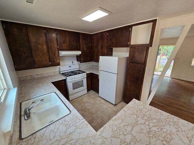 Building Photo - West-Flagstaff 4bd/2ba House Near NAU & CCC -Students & Pets OK!! Avail. July 10th!