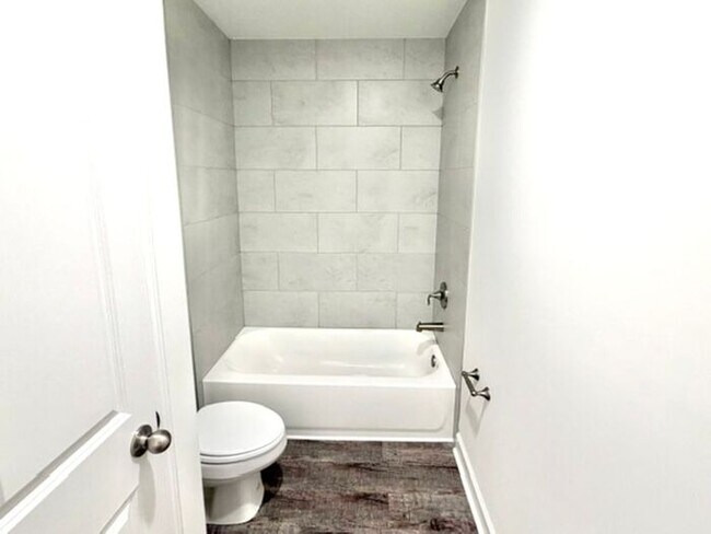 Building Photo - Now Leasing a 4-bedroom 25 bath home in Oakland.