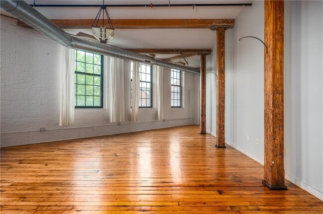 Building Photo - 28 Bayley St