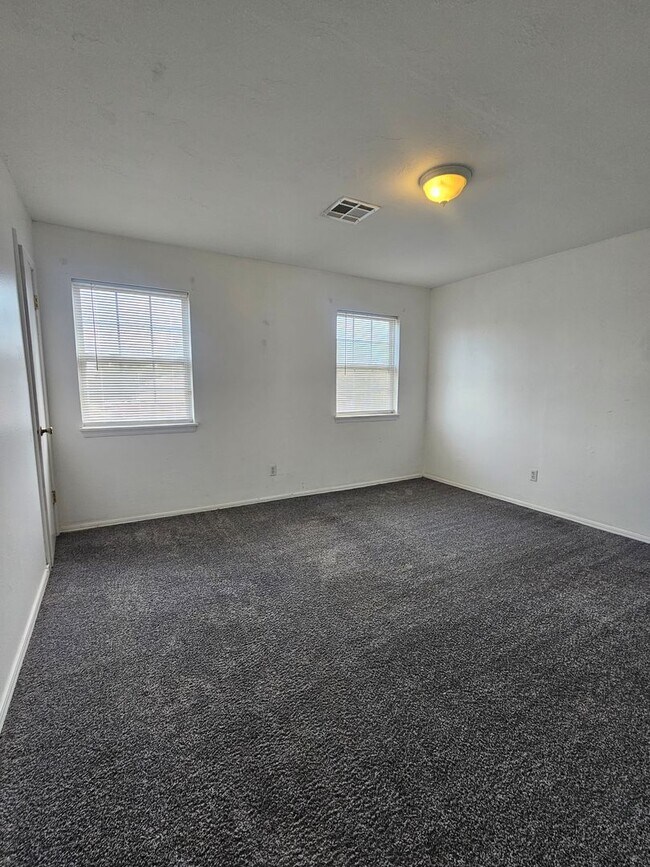 Building Photo - 129 Crystal Bend