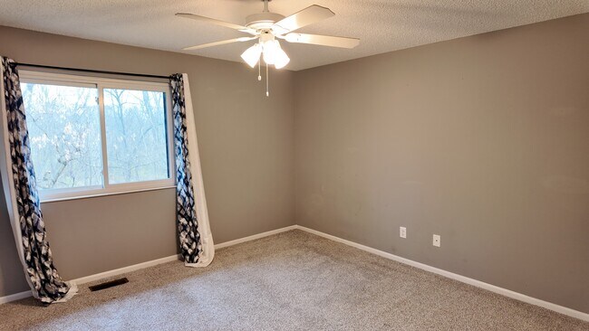 Building Photo - Spacious 2-Bed Townhome with Finished Basement, Pond View & Attached Garage in Fairfield