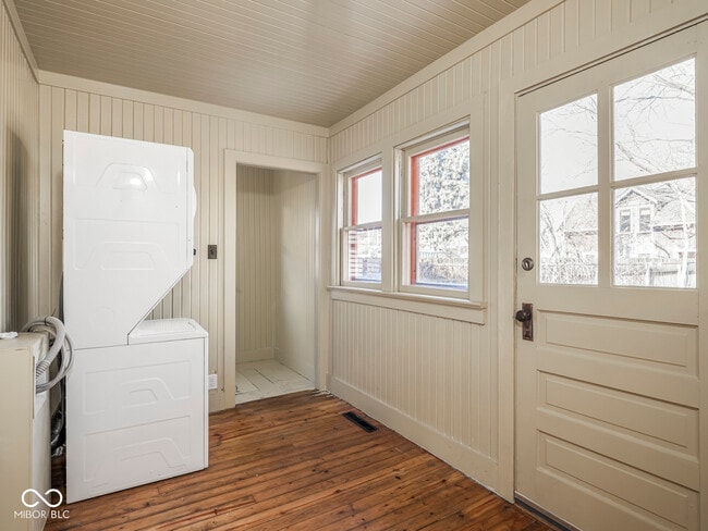 Building Photo - 1118 E St Clair St