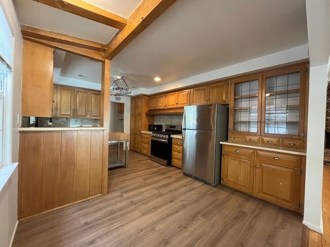 Building Photo - Encino 3+3 w/gated entry, pool + solar panels!