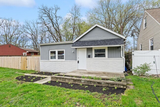 Building Photo - Newly Renovated 3-Bed Gem with Massive Yard – Modern Columbus Living!