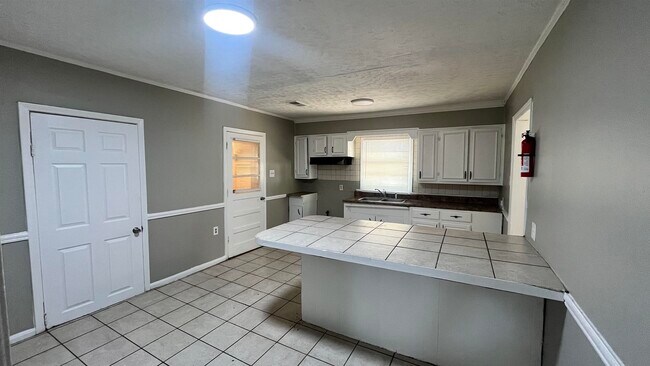 Building Photo - 4011 Victor Dr