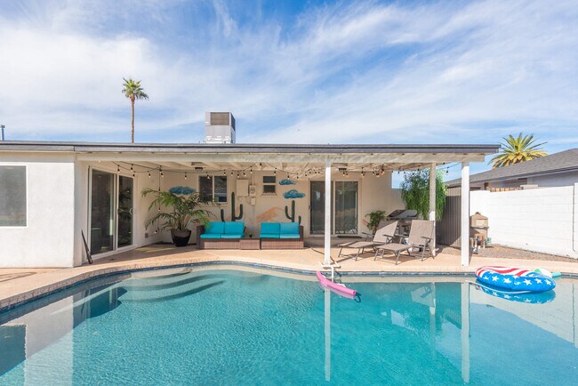 Building Photo - 4917 E Granada Rd