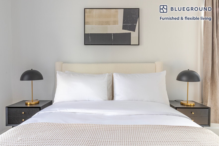 Building Photo - 244 W 72nd St