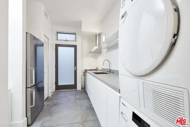 Building Photo - 558 Rose Ave