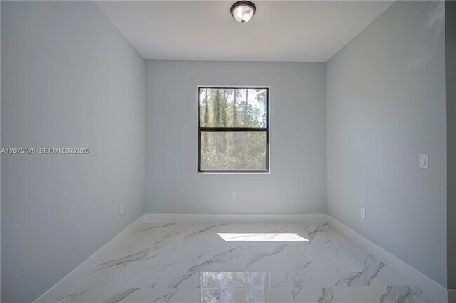 Building Photo - 872 Spaulding St E