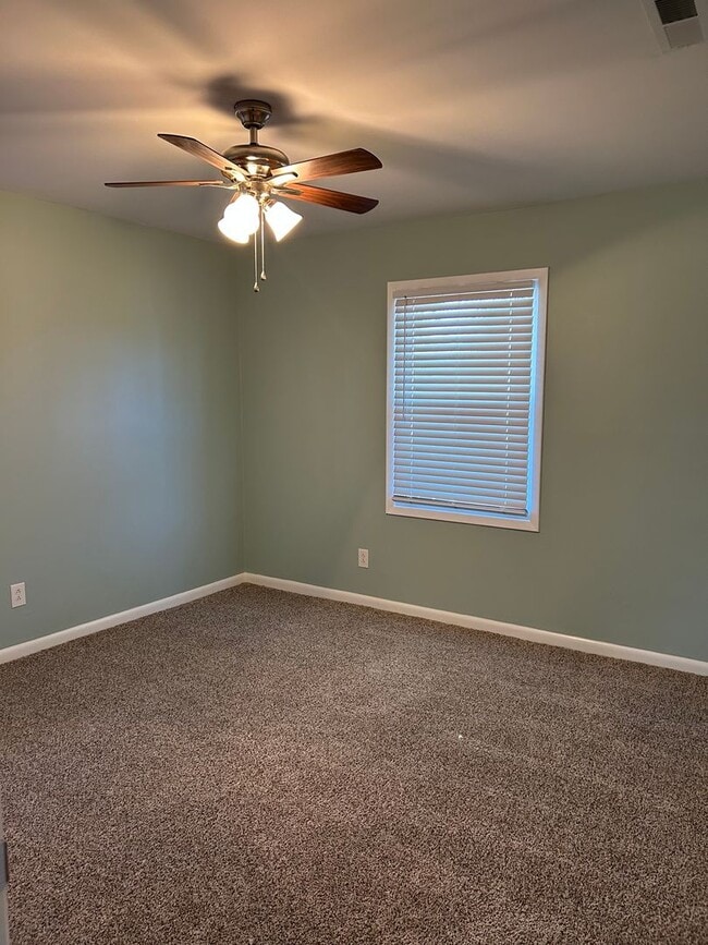 Building Photo - 103 W Emerald Dr