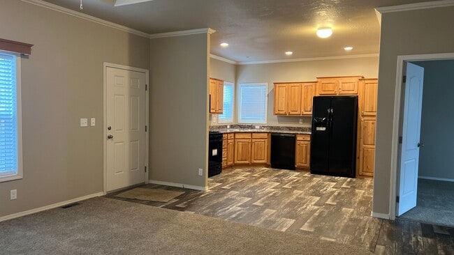 Building Photo - Newer Manufactured home  Paradise Location, 2 bed 2 bath, with office