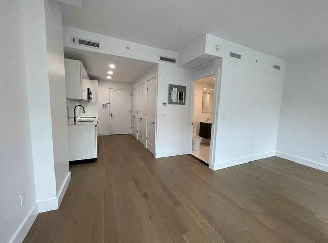 Building Photo - 1670 E 19th St