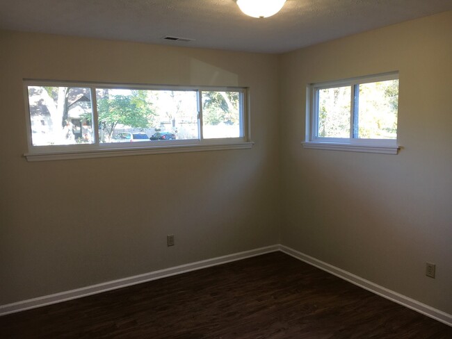 Building Photo - **REMODELED 2-BEDROOM HOME w/ GARAGE IN NO...