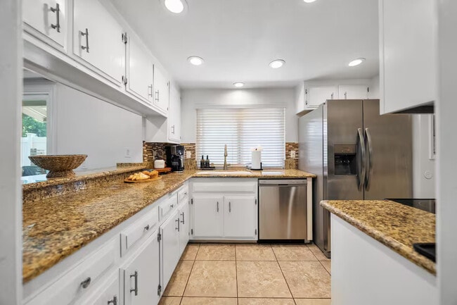 Building Photo - 2718 Nectarine Ave