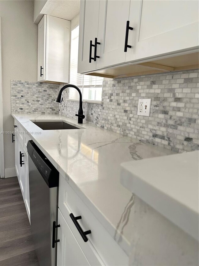 Building Photo - 833 Riverside Dr