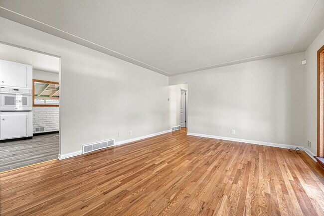 Building Photo - $2,595, 3-bed, 2-bath located in Denver.
