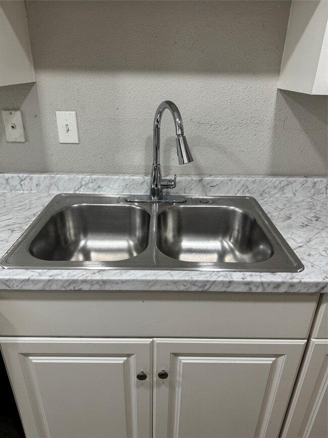 Building Photo - 13029 Nyack Dr