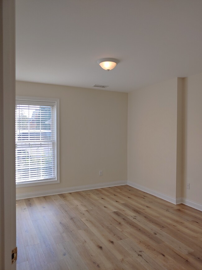 BEDRPOM 1 - 107 Manor Dr