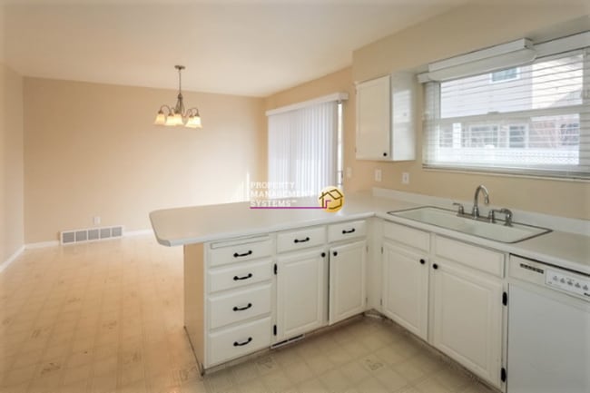 Building Photo - Spacious 4 Bedroom Murray Home