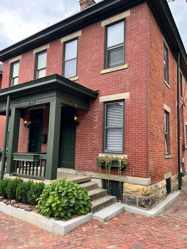 Building Photo - 557 S 6th St