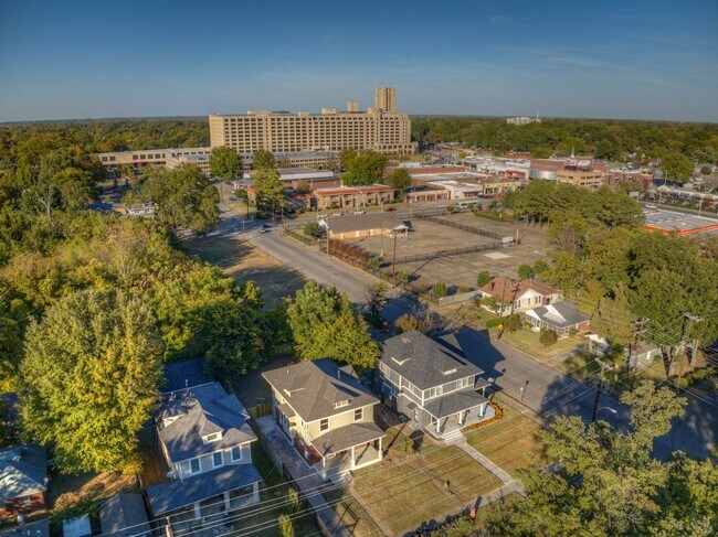 Building Photo - Crosstown home - rent reduced plus 1/2 off...