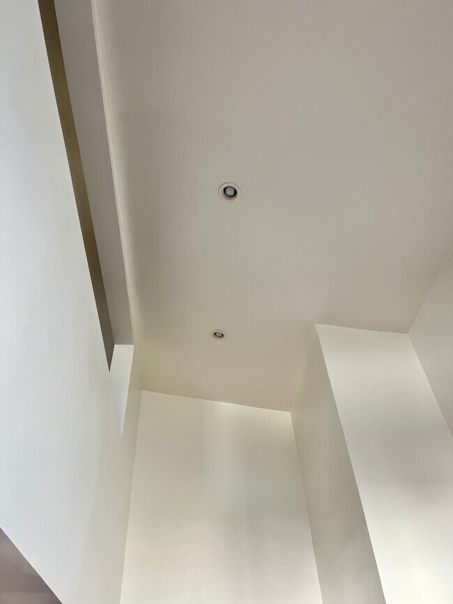 High Ceilings Living Room - 31 N Venice Blvd