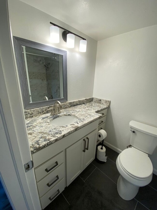 Building Photo - Newly Renovated 2BR Condo in Boulder