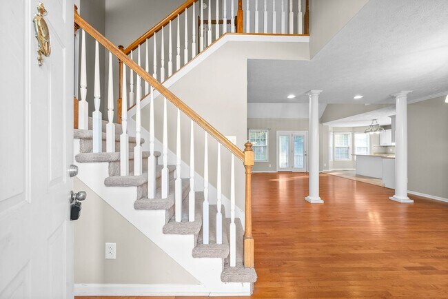 Building Photo - Pet Friendly Three Bedroom with Bonus!