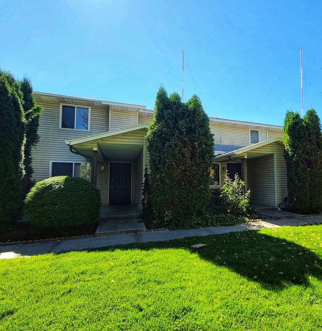 Building Photo - Charming 2 bedroom 1 bath townhome available!